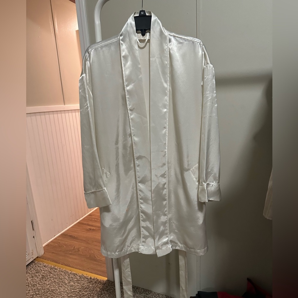 Victoria’s Secret Gold Label White Silky Short Robe with Tie One Size
